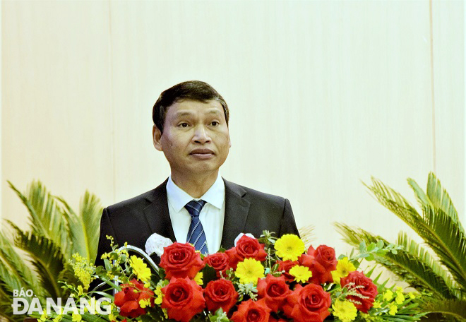 Da Nang People's Committee Vice Chairman Ho Ky Minh delivers a socio-economic, defence and security report at the 4th session of the Da Nang People’s Council in its 10th tenure for the 2021-2026 term, December 15, 2021