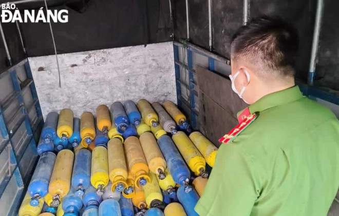  The metal cylinders containing laughing gas are seized by Da Nang police. Photo: L.H