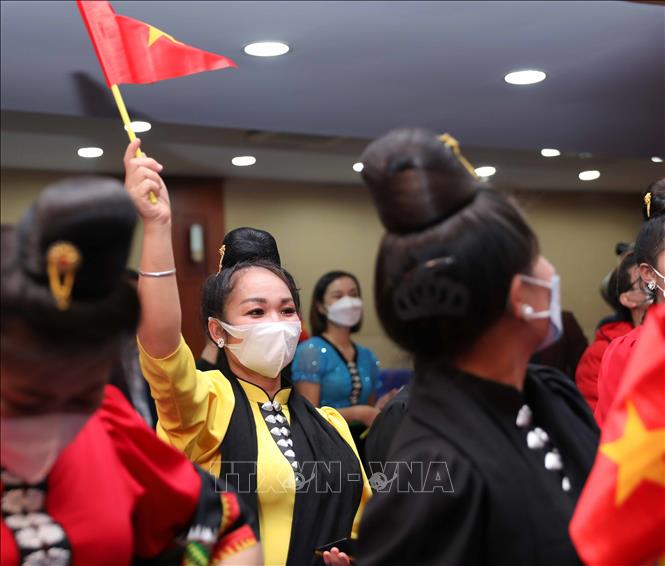 Giây phút Nghệ thuật Xòe Thái của Việt Nam chính thức được UNESCO ghi danh vào danh sách di sản văn hóa phi vật thể đại diện của nhân loại tại đầu cầu Bộ Văn hóa, Thể thao và Du lịch tại Hà Nội. Ảnh: Thanh Tùng/TTXVN