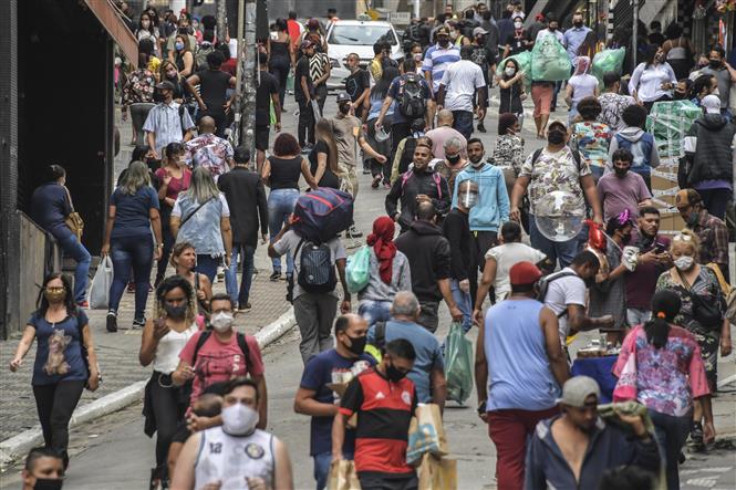 Người dân trên phố ở Sao Paulo, Brazil ngày 10-6-2020. Ảnh: AFP/TTXVN