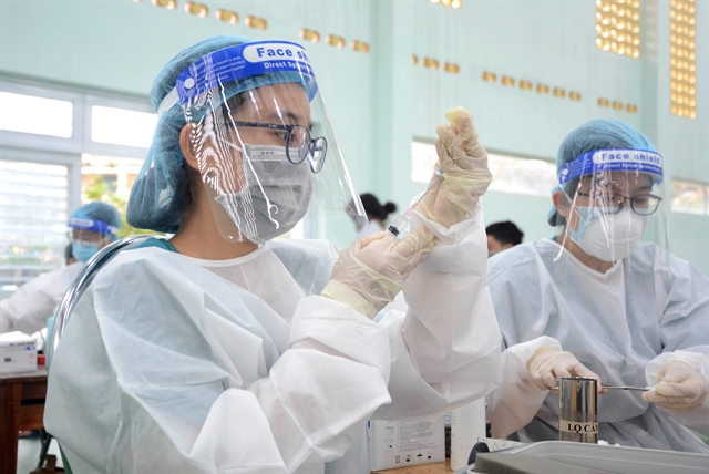 A health worker prepares a Pfizer COVID-19 vaccine shot for children in Đà Nẵng City on Tuesday. — VNA/VNS Photo Văn Dũng