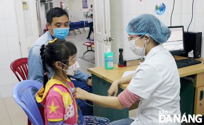 The Da Nang Maternity and Paediatrics Hospital has taken the much-hailed initiative to promote digital transformation in its management work, and its medical examination and treatment activities. IN PHOTO: A doctor from the Da Nang Maternity and Paediatrics Hospital is giving medical examinations to a child patient. Photo: VAN HOANG 