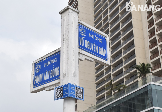 A QR code display board is already attached to a street name post in Son Tra District for people and tourists to conveniently look up information. Photo: HOANG HIEP