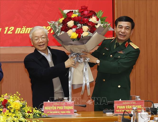 Thay mặt Quân ủy Trung ương, Đại tướng Phan Văn Giang, Ủy viên Bộ Chính trị, Phó Bí thư Quân ủy Trung ương, Bộ trưởng Bộ Quốc phòng tặng hoa chúc mừng Tổng Bí thư Nguyễn Phú Trọng, Bí thư Quân ủy Trung ương nhận Giải thưởng Lê-nin của Đoàn Chủ tịch Ban Chấp hành Trung ương Đảng Cộng sản Liên bang Nga. Ảnh: Trí Dũng/TTXVN