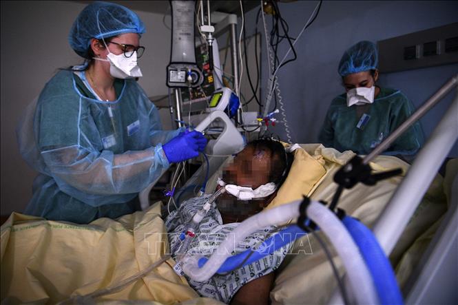 Nhân viên y tế điều trị cho bệnh nhân COVID-19 tại Paris, Pháp ngày 18/3/2021. Ảnh: AFP/TTXVN