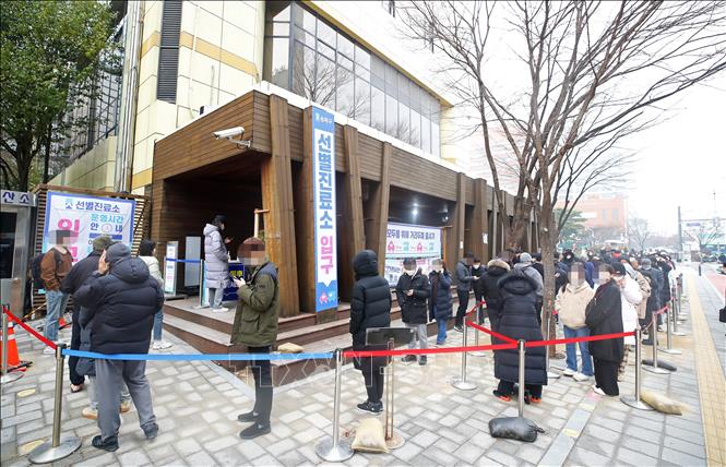 Người dân chờ xét nghiệm COVID-19 tại Seoul, Hàn Quốc, ngày 14/12/2021. Ảnh: YONHAP/TTXVN