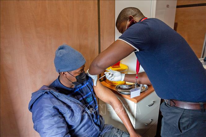 Nhân viên y tế tiêm vaccine ngừa COVID-19 tại Nam Phi. Ảnh: AFP/TTXVN