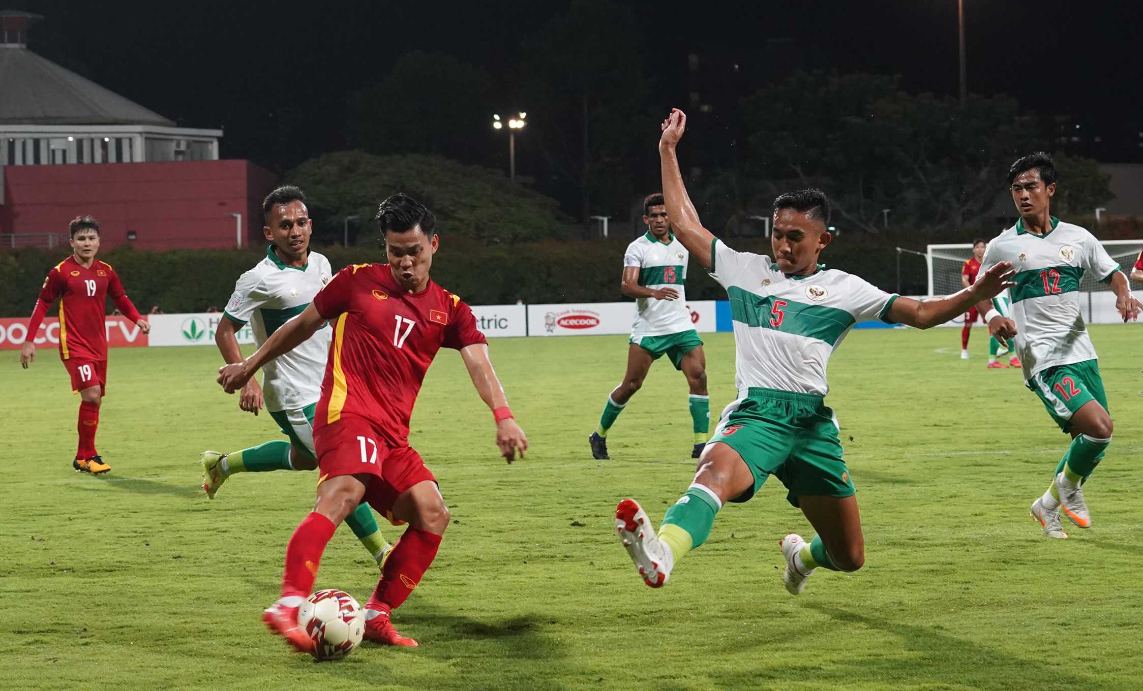 Trận hòa 0-0 trước Indonesia (áo trắng) cho thấy những vấn đề mà hàng công của đội tuyển Việt Nam (áo đỏ) cần sớm khắc phục. Ảnh: NHẬT ĐOÀN