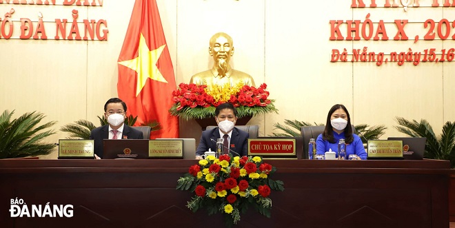 The Da Nang People’s Council leaders co-chair discussions on at the 4th session of the Da Nang People’s Council in its 10th tenure for the 2021-2026 term, December 16, 2021. Photo: N.PHU