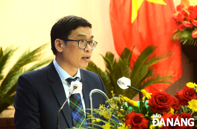 Giám đốc Sở Xây dựng Phùng Phú Phong trả lời chất vấn tại kỳ họp. Ảnh: T. HUY - T. HÙNG