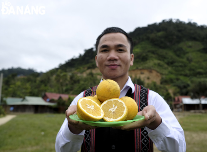 Chàng trai trẻ Ríah Dung, Bí thư Đoàn xã Gary, huyện Tây Giang (tỉnh Quảng Nam), người đã tạo ra mạng lưới giải quyết đầu ra cho cây cam quê mình. 