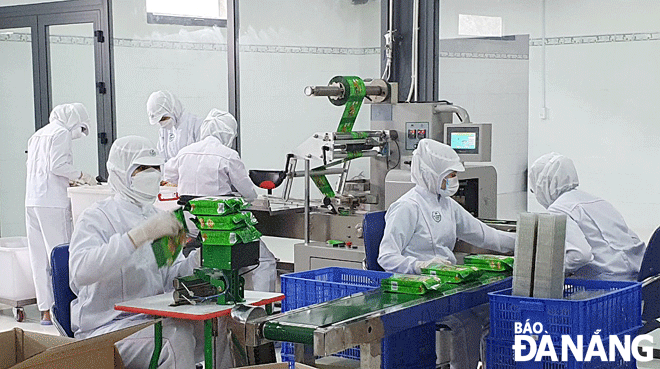 Currently, functional bodies are flexibly implementing many solutions to stimulate shopping demand at the end of the year. IN THE PHOTO: Employees at the My Phuong Foods establishment are seen producing baked peanut-coconut cakes. Photo: QUYNH TRANG