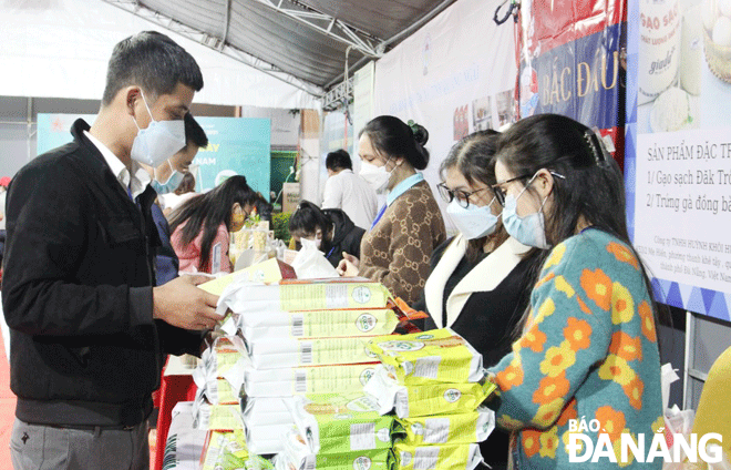 Currently, functional bodies are flexibly implementing many solutions to stimulate shopping demand at the end of the year. IN THE PHOTO: Shoppers at a fair to promote trade connections and boost consumption of Vietnamese goods in early December. Photo: QUYNH TRANG