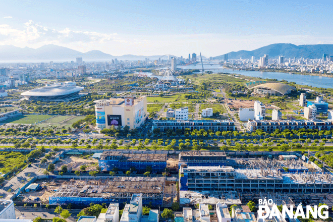Green space along the Han River is protected to embellish the landscape for environmental protection. Photo: TRIEU TUNG