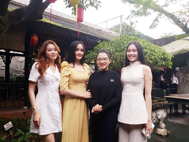 Ms. Tran Thi Le Chi, the General Director of the Rong Tien Sa Media JSC cum Head of the Organizing Board of the Miss Tourism Da Nang beauty pageant,  (third left) with some contestants. Photo: DAN TAM