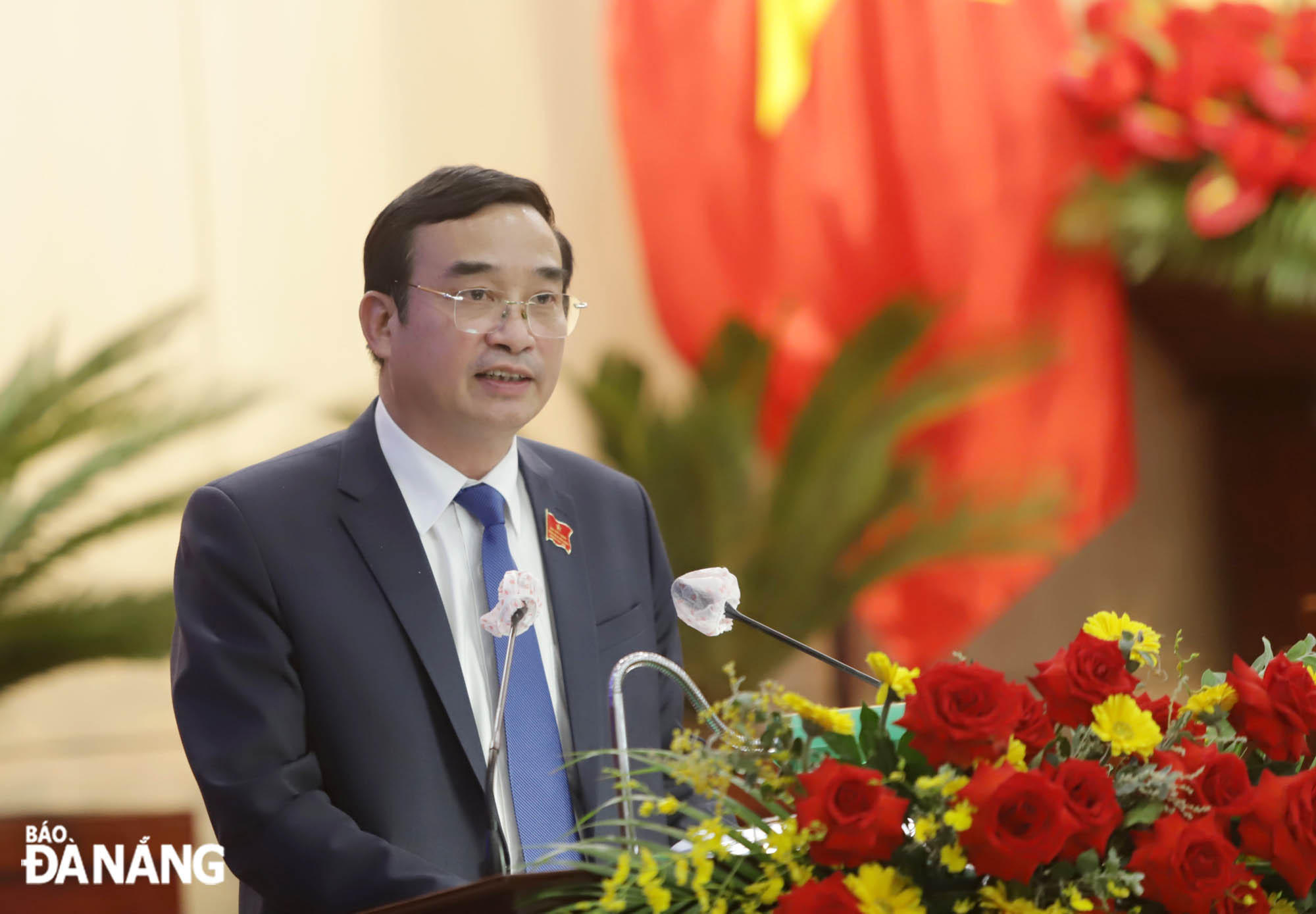 Chủ tịch UBND thành phố Lê Trung Chinh phát biểu tiếp thu, giải trình tại kỳ họp. Ảnh: NGỌC PHÚ