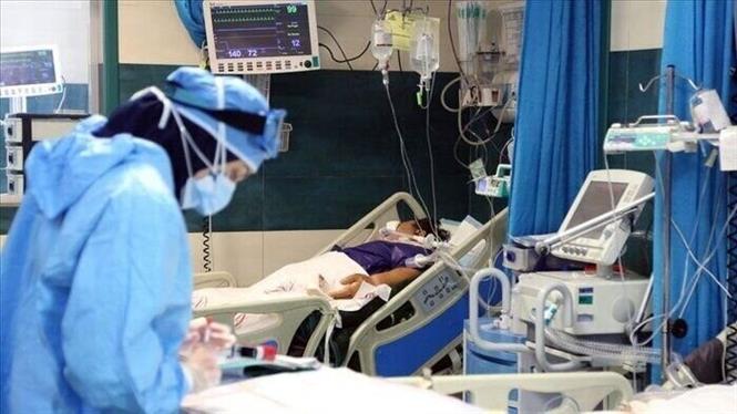  Điều trị cho bệnh nhân nhiễm Covid-19 tại bệnh viện ở Tehran, Iran. Ảnh: IRNA/TTXVN