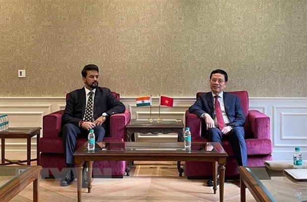 Vietnamese Minister of Information and Communications Nguyen Manh Hung (R) and Minister of State for Skill Development and Entrepreneurship and Electronics and Information Technology of India Rajeev Chandrasekhar (Photo: VNA)