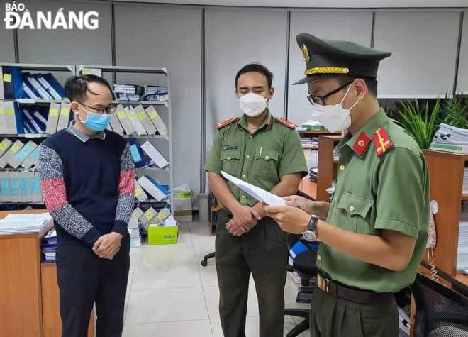 Cơ quan An ninh điều tra, Công an thành phố thực hiện lệnh bắt tạm giam đối tượng Nguyễn Văn Phong (ngoài cùng, bên trái). Ảnh: LÊ HÙNG
