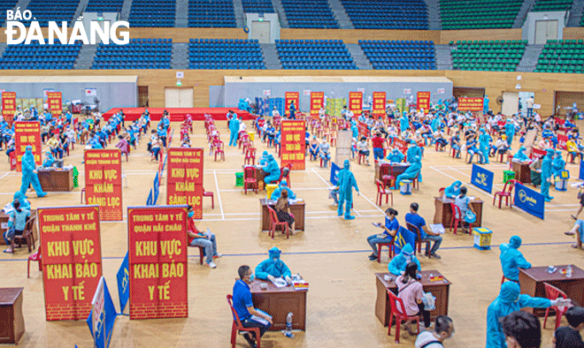 The city continues to administer COVID-19 vaccines for people 12 years and older to help them lower the chance of getting COVID-19. IN THE PHOTO: The rollout of COVID-19 vaccines is underway at the Tien Son Sports Arena. Photo: KIM LIEN