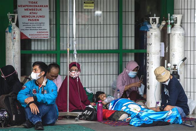 Bệnh nhân COVID-19 chờ được tiếp nhận tại bệnh viện ở Surabaya, Indonesia. Ảnh: AFP/TTXVN
