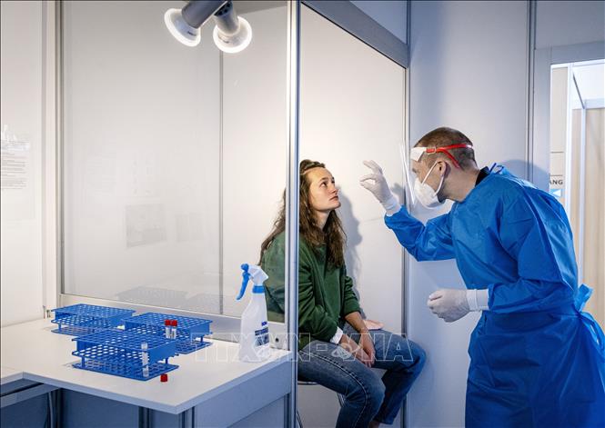Nhân viên y tế lấy mẫu xét nghiệm COVID-19 tại Ultrecht, Hà Lan ngày 8/10/2021. Ảnh: AFP/TTXVN