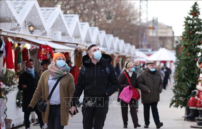 Người dân mua sắm tại một chợ Giáng sinh ở Paris, Pháp, ngày 9/12/2021. Ảnh: THX/TTXVN