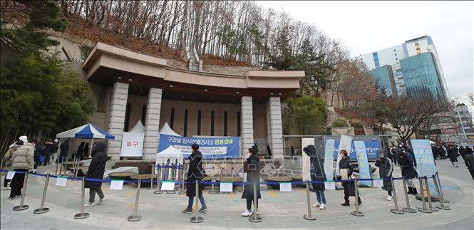 Người dân chờ xét nghiệm COVID-19 tại Seoul, Hàn Quốc, ngày 14/12/2021. Ảnh: YONHAP/TTXVN