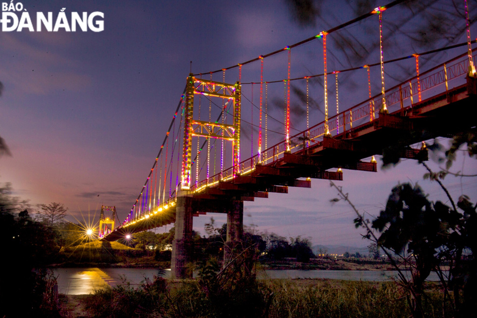 The sparkling beauty of the Kon Klor Suspension Bridge at night