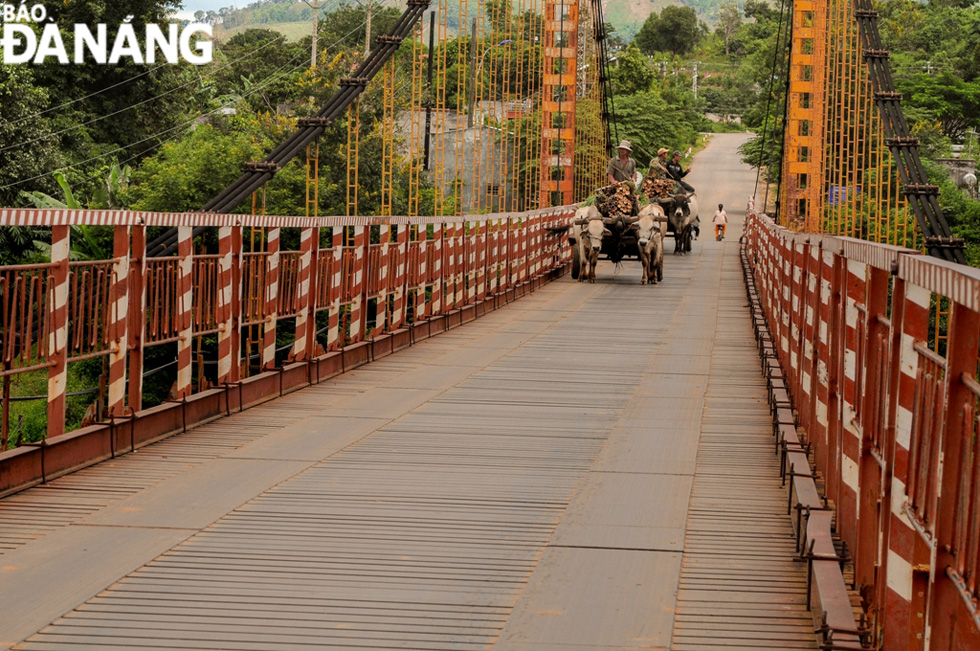 Daily life on the Kon Klor bridge.