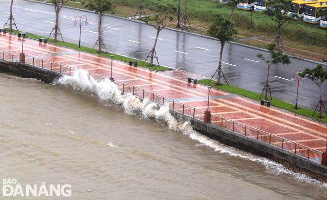 Waves crashing on the embankment on Nhu Nguyet street, Hai Chau District during more strong winds on Sunday. Photo: HOANG HIEP