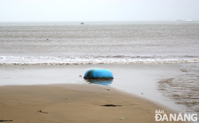 A basket boat washed up on the Bai Ngang Beach in Tho Quang Ward, Son Tra District. Photo: HOANG HIEP