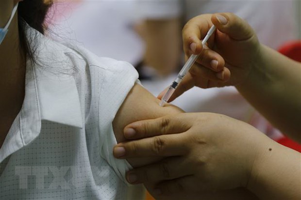Tiêm vaccine ngừa COVID-19 cho người dân. (Ảnh: TTXVN)