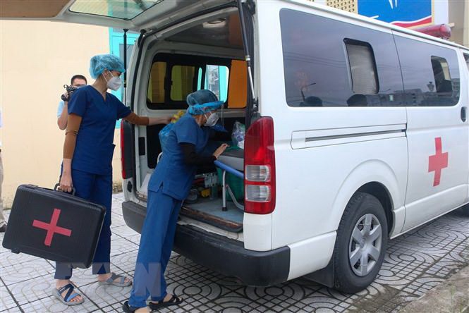 Nhân viên y tế Đà Nẵng chuẩn bị các dụng cụ y tế cấp cứu để trang bị trên xe lưu động đến tận nhà tiêm vaccine phòng COVID-19 cho người già yếu. (Ảnh: Trần Lê Lâm/TTXVN)