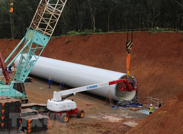 Công tác xây dựng đang được đẩy nhanh tiến độ tại các dự án điện gió trên địa bàn tỉnh Gia Lai. (Ảnh: Hồng Điệp/TTXVN)
