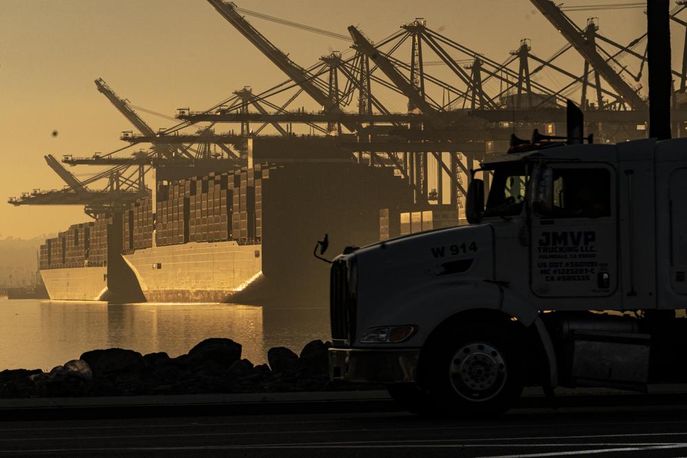 Xe tải đến cảng biển Los Angeles tại Mỹ ngày 31/11. Ảnh: AP