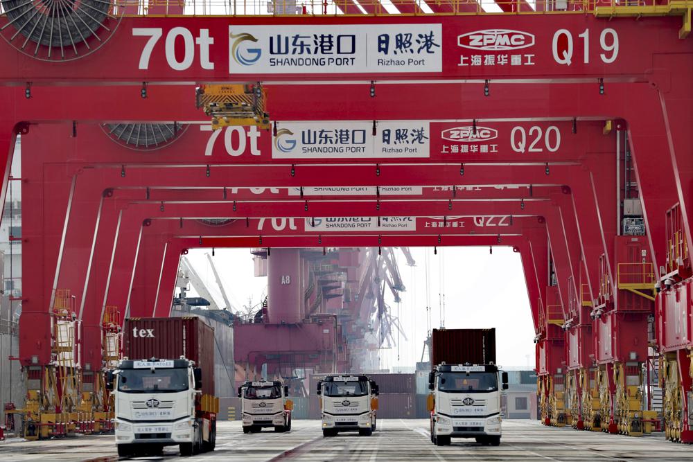 Xe tải đến cảng biển tại tỉnh Sơn Đông (Trung Quốc). Ảnh: AP