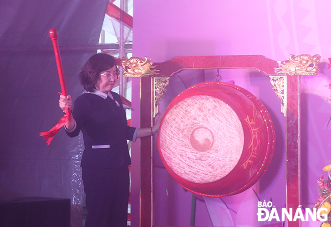 Vice Chairwoman of the Da Nang People's Committee Ngo Thi Kim Yen beating the drum to kick off the Hai Van Gate restoration and embellishment project. Photo: XUAN DUNG 