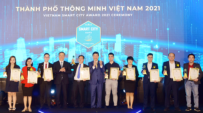 Năm 2021 là năm thứ hai liên tiếp Đà Nẵng được trao giải thưởng Thành phố Thông minh. Trong ảnh: Phó Giám đốc Sở Thông tin và Truyền thông Trần Ngọc Thạch (thứ 5 từ trái sang) đại diện nhận giải thưởng Thành phố Thông minh Việt Nam 2021 tại lễ trao giải thưởng ngày 18-12. 