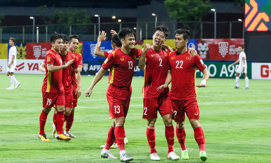 Dù đánh bại Campuchia 4-0 nhưng đội tuyển Việt Nam (ảo đỏ) vẫn chỉ xếp thứ Nhì bảng B và sẽ gặp Thái Lan ở vòng bán kết.  Ảnh: NHẬT ĐOÀN	