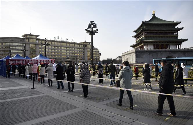 Người dân xếp hàng chờ xét nghiệm Covid-19 tại Tây An, tỉnh Thiểm Tây, Trung Quốc, ngày 17-12-2021. Ảnh: THX/ TTXVN