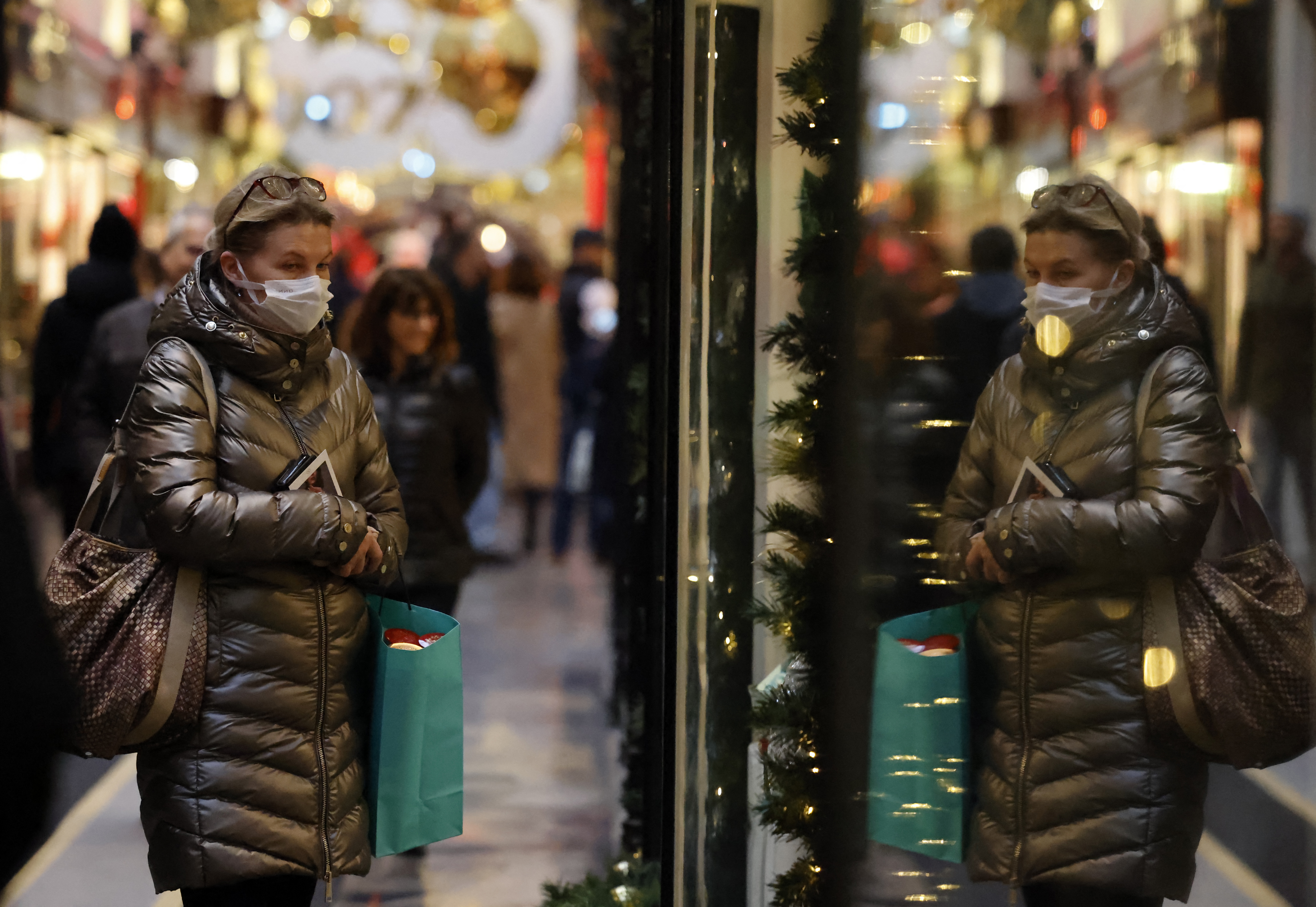 Người dân Anh đeo khẩu trang khi đi mua sắm Giáng sinh ở thủ đô London ngày 18-12. Ảnh: AFP	