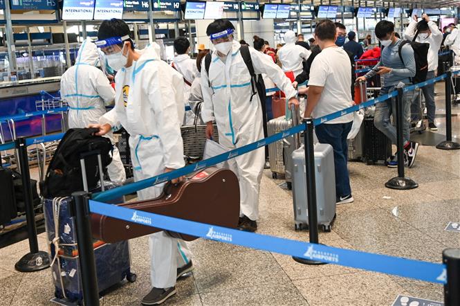 Hành khách chờ làm thủ tục tại sân bay quốc tế Kuala Lumpur, Malaysia, ngày 29-11-2021. Ảnh: AFP/TTXVN