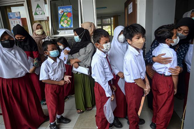 Trẻ em thuộc nhóm từ 6-11 tuổi chờ được tiêm vaccine phòng Covid-19 tại thành phố Nam Tangerang thuộc tỉnh Banten, Indonesia ngày 14-12-2021. Ảnh: THX/TTXVN