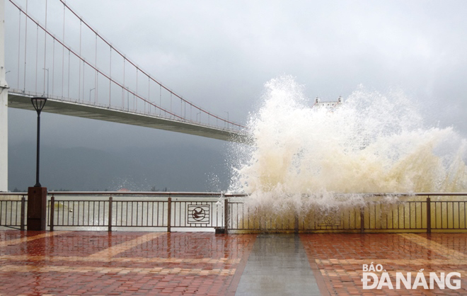 Large waves crashing the embankment on the embankment on Nhu Nguyet Street, Hai Chau District during more strong winds on Sunday. Photo: HOANG HIEP