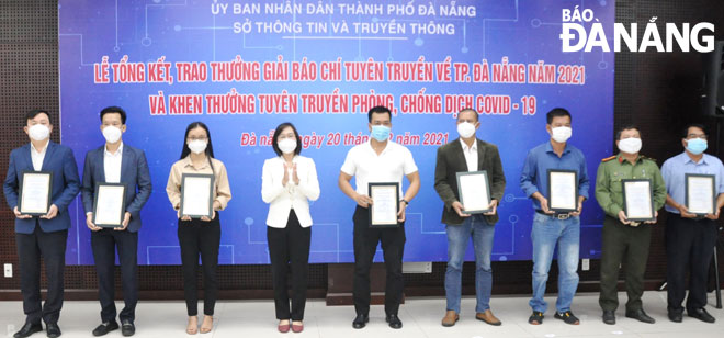 Phó Giám đốc Sở Thông tin và Truyền thông thành phố Nguyễn Thu Phương (thứ 4 trái sang) trao giải cho các tác giả, nhóm tác giả đoạt Giải báo chí tuyên truyền thành phố năm 2021. Ảnh: LÊ HÙNG