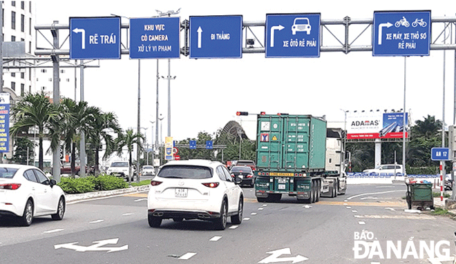 The surveillance camera system at the western end of the Tien Son Bridge has just been put into use, contributing to reducing traffic accidents. Photo: THANH LAN