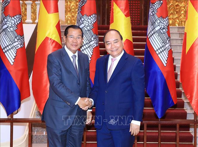 Thủ tướng Nguyễn Xuân Phúc tiếp Thủ tướng Vương quốc Campuchia Samdech Techo Hun Sen nhân dịp sang Việt Nam dự Hội nghị Diễn đàn Kinh tế Thế giới về ASEAN 2018. Ảnh tư liệu: Thống Nhất/TTXVN