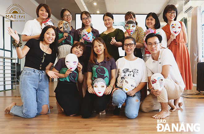 Nguyen Huong Linh (first left, front row) in an art therapy workshop in Da Nang. (Photo provided by the character)