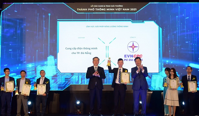Đại diện PC Đà Nẵng nhận giải thưởng “Thành phố thông minh Việt Nam 2021”.